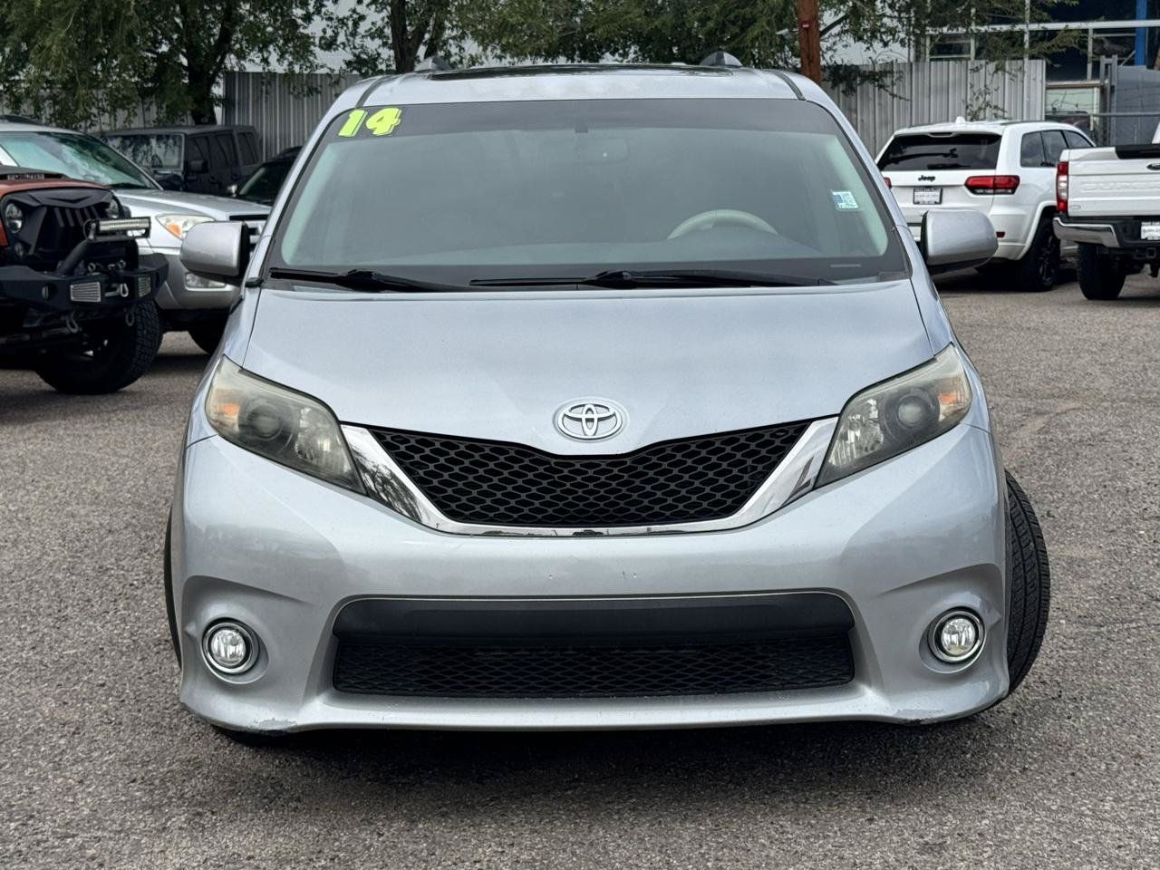 Used 2014 Toyota Sienna SE FWD image 2
