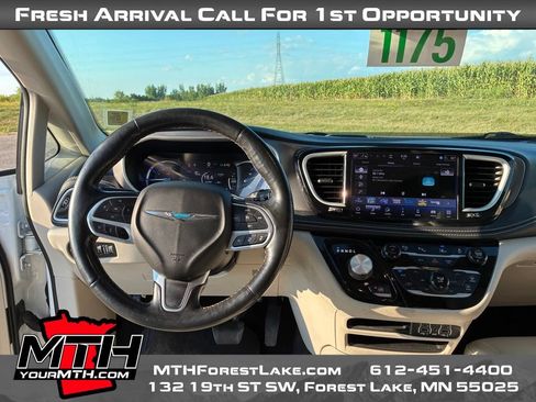 Used 2021 Chrysler Pacifica Touring-L FWD image 12