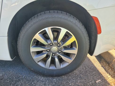 Used 2020 Chrysler Pacifica Touring-L Plus w/ Tire & Wheel Group FWD image 8