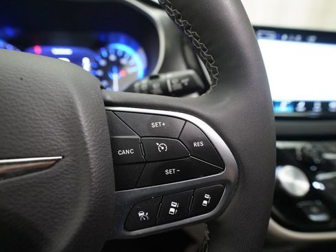 Used 2024 Chrysler Pacifica Touring-L FWD image 20