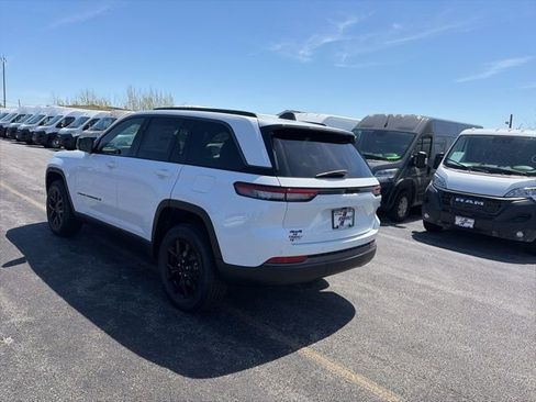New 2026 Jeep Grand Cherokee Altitude AWD/4WD image 3