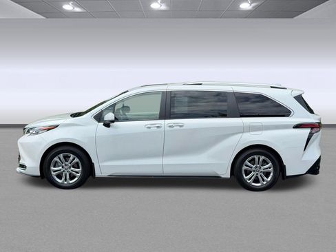 Used 2023 Toyota Sienna Platinum AWD/4WD image 2