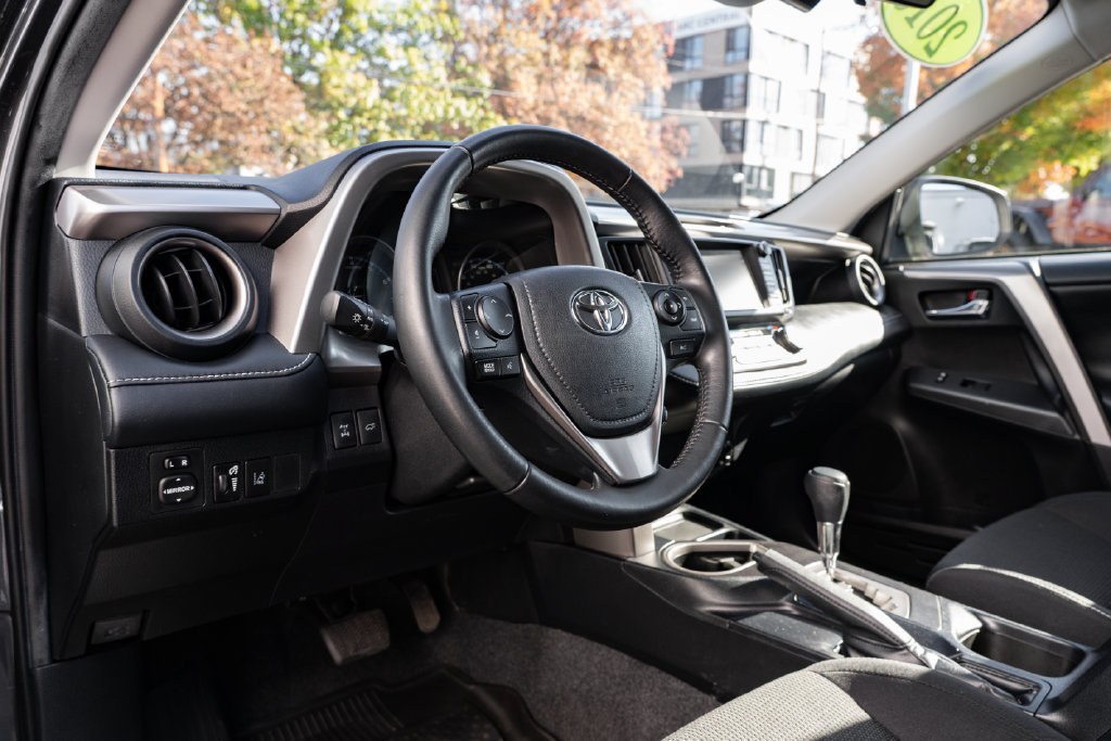 Used 2018 Toyota RAV4 XLE AWD/4WD image 23