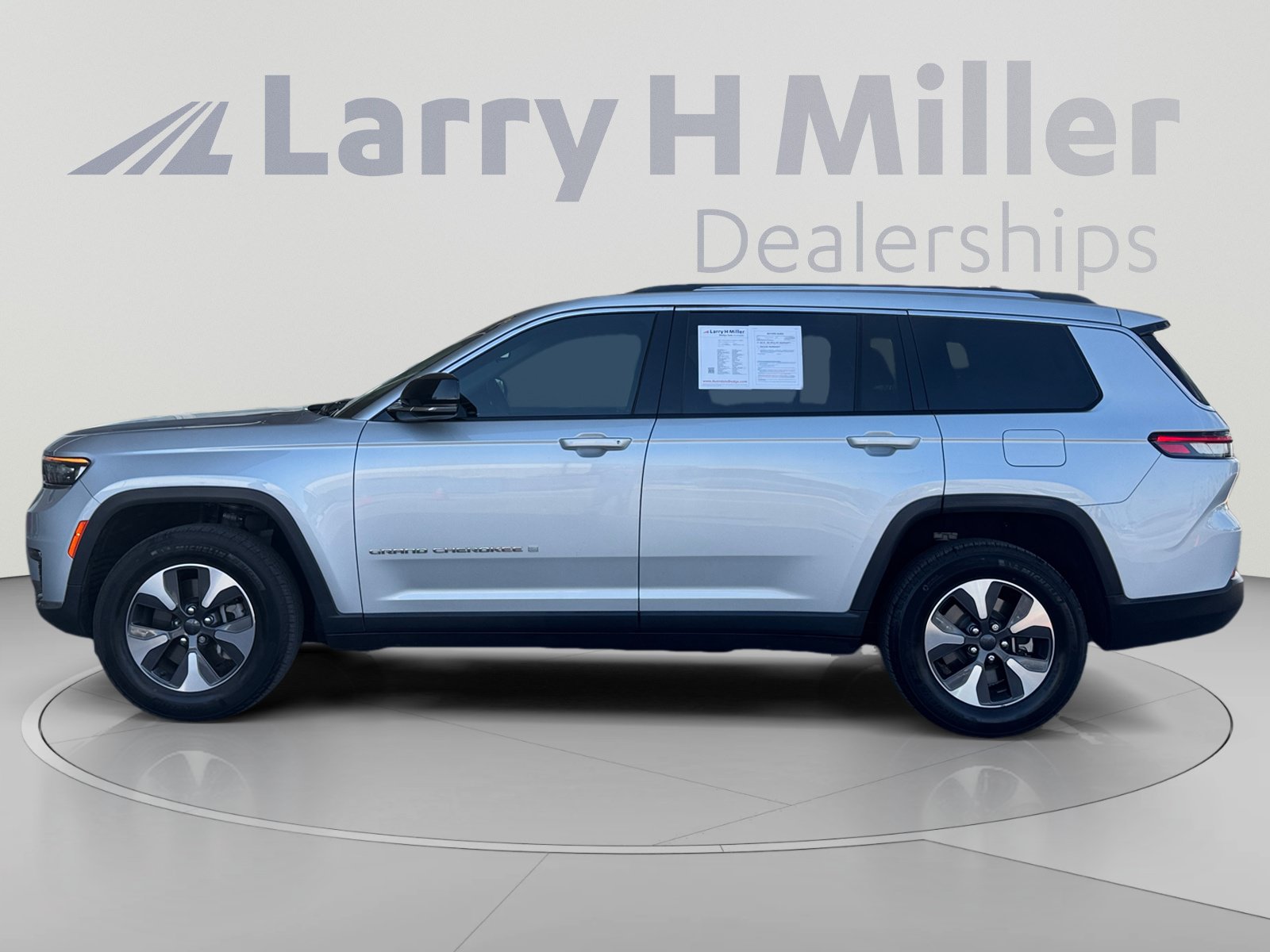Used 2022 Jeep Grand Cherokee L Limited AWD/4WD image 2