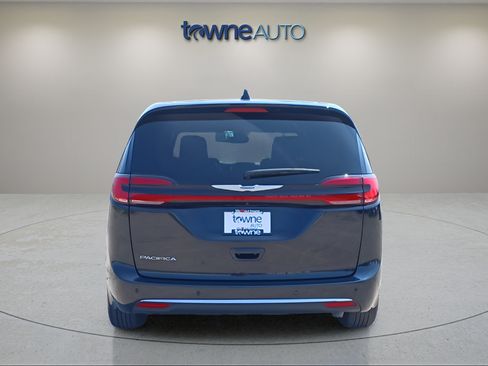 Used 2025 Chrysler Pacifica Select FWD image 5