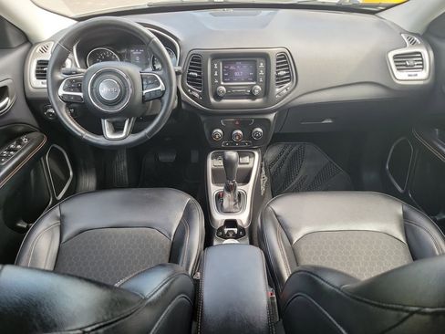 Used 2017 Jeep Compass Latitude w/ Cold Weather Group FWD image 10
