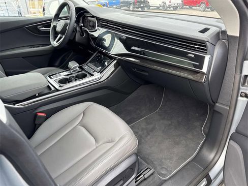 Used 2025 Audi Q8 Premium image 26