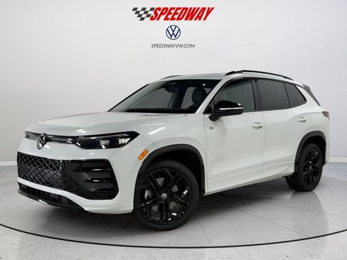 Certified 2025 Volkswagen Tiguan SE R-Line AWD/4WD image 3