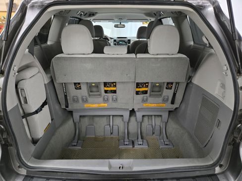 Used 2012 Toyota Sienna LE image 11