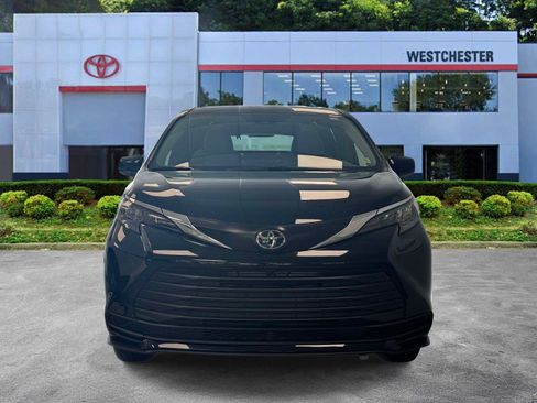 Used 2026 Toyota Sienna LE FWD image 2