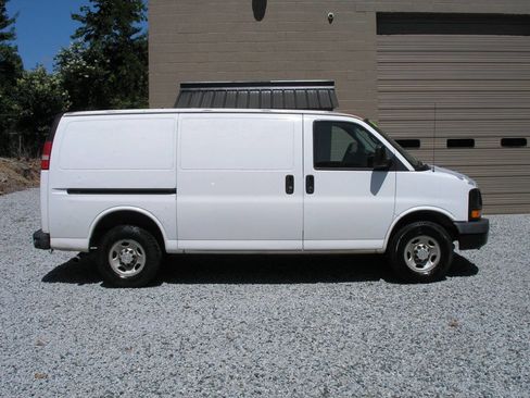 Used 2007 Chevrolet Express 2500 image 2