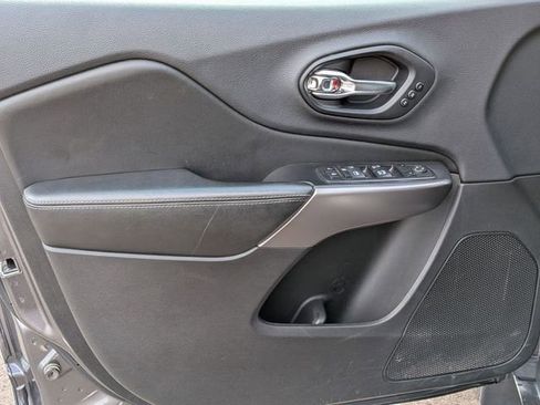 Used 2019 Jeep Cherokee Limited image 14