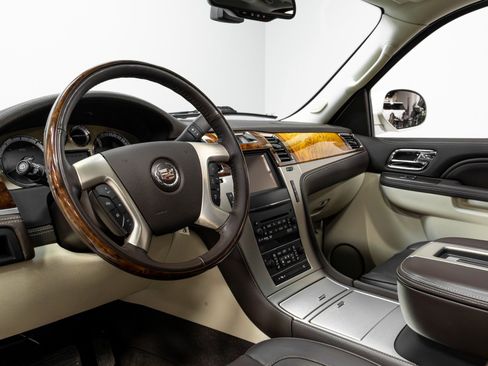 Used 2014 Cadillac Escalade Platinum image 8