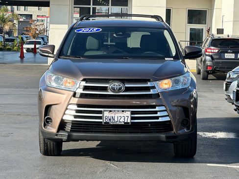 Used 2018 Toyota Highlander LE w/ Carpet Mat Package (TMS) image 8