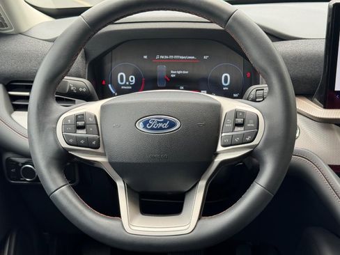 Used 2025 Ford Explorer Active AWD/4WD image 14