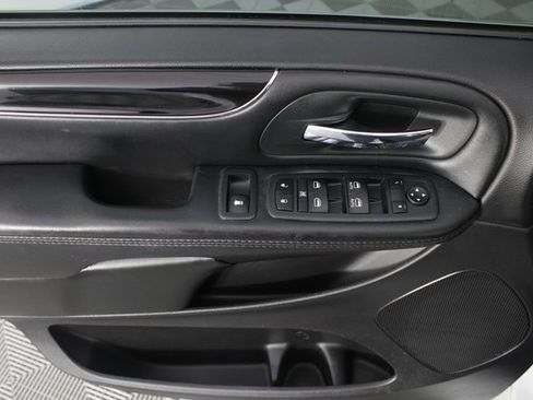 Used 2020 Dodge Grand Caravan SE image 12