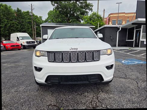 Used 2017 Jeep Grand Cherokee Altitude RWD image 6