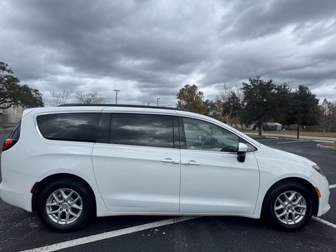 Used 2020 Chrysler Voyager Lxi image 2