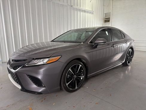 Used 2019 Toyota Camry XSE image 3