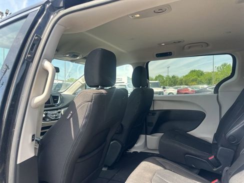 Used 2022 Chrysler Voyager LX FWD image 14