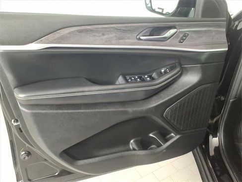 Used 2023 Jeep Grand Cherokee Limited image 9