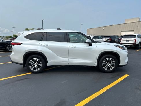 Used 2022 Toyota Highlander XLE AWD/4WD image 6
