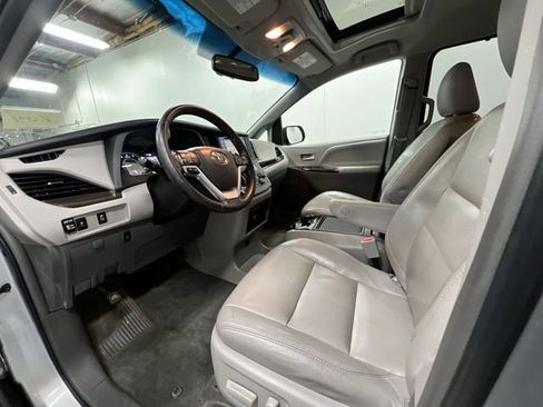 Used 2015 Toyota Sienna XLE image 10