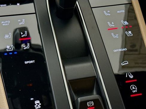 Used 2024 Porsche Macan Base image 23