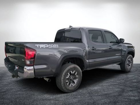Used 2018 Toyota Tacoma TRD Off-Road AWD/4WD image 4