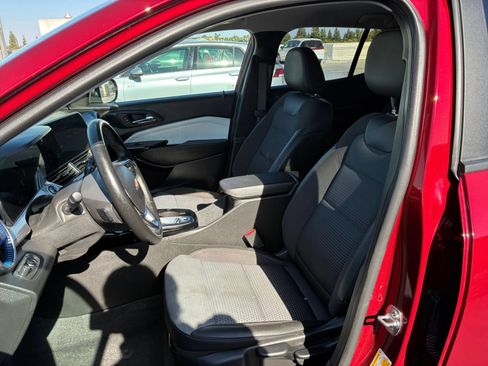 Used 2025 Chevrolet Trax LT w/ LT Convenience Package FWD image 25