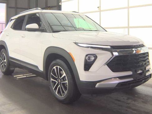 Used 2025 Chevrolet TrailBlazer LT image 3