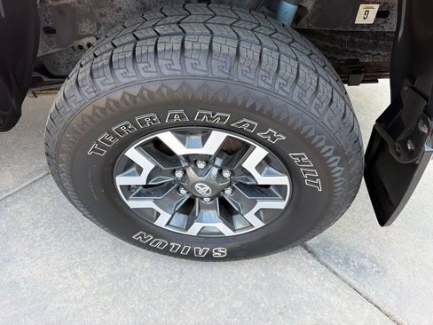 Used 2016 Toyota Tacoma TRD Off-Road w/ Premium & Technology Package AWD/4WD image 11
