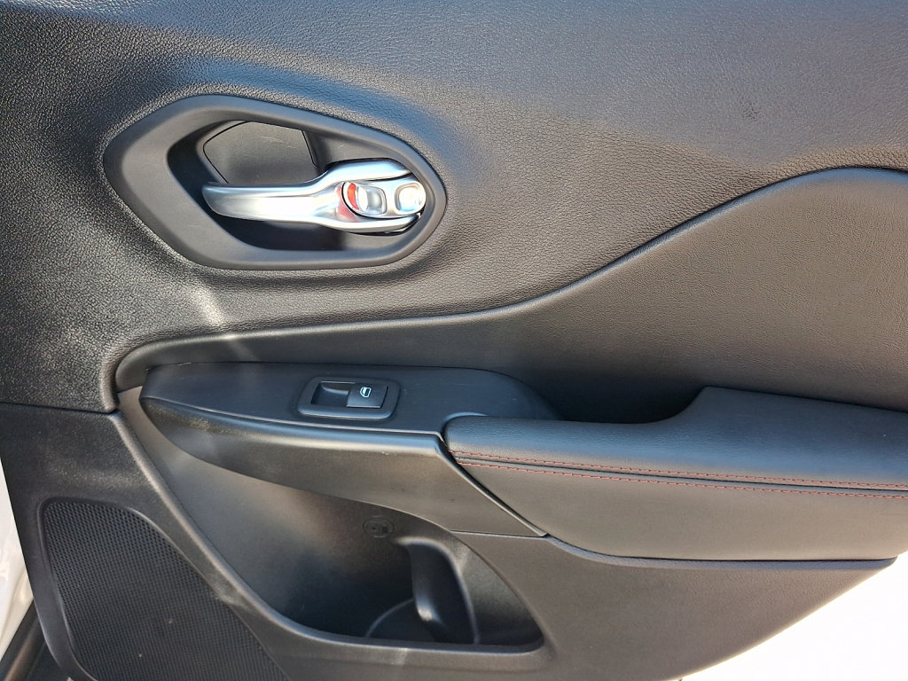 Used 2022 Jeep Cherokee Trailhawk w/ Comfort/Convenience Group AWD/4WD image 14