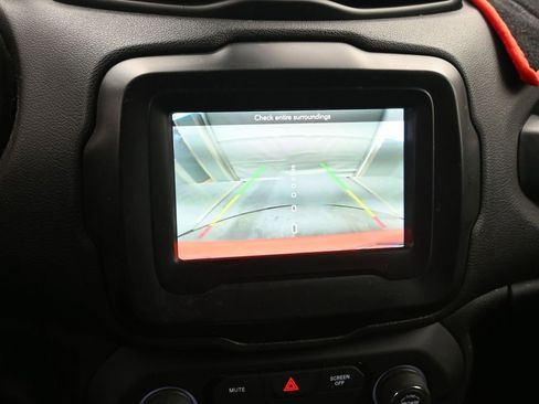 Used 2018 Jeep Renegade Latitude w/ Cold Weather Group image 16