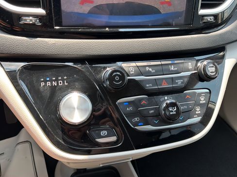 Used 2024 Chrysler Pacifica Touring-L FWD image 25