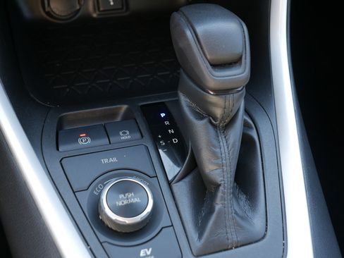 Used 2021 Toyota RAV4 LE AWD/4WD image 24