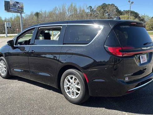 Used 2024 Chrysler Pacifica Touring-L image 5