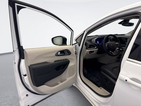 Used 2024 Chrysler Pacifica Limited FWD image 9