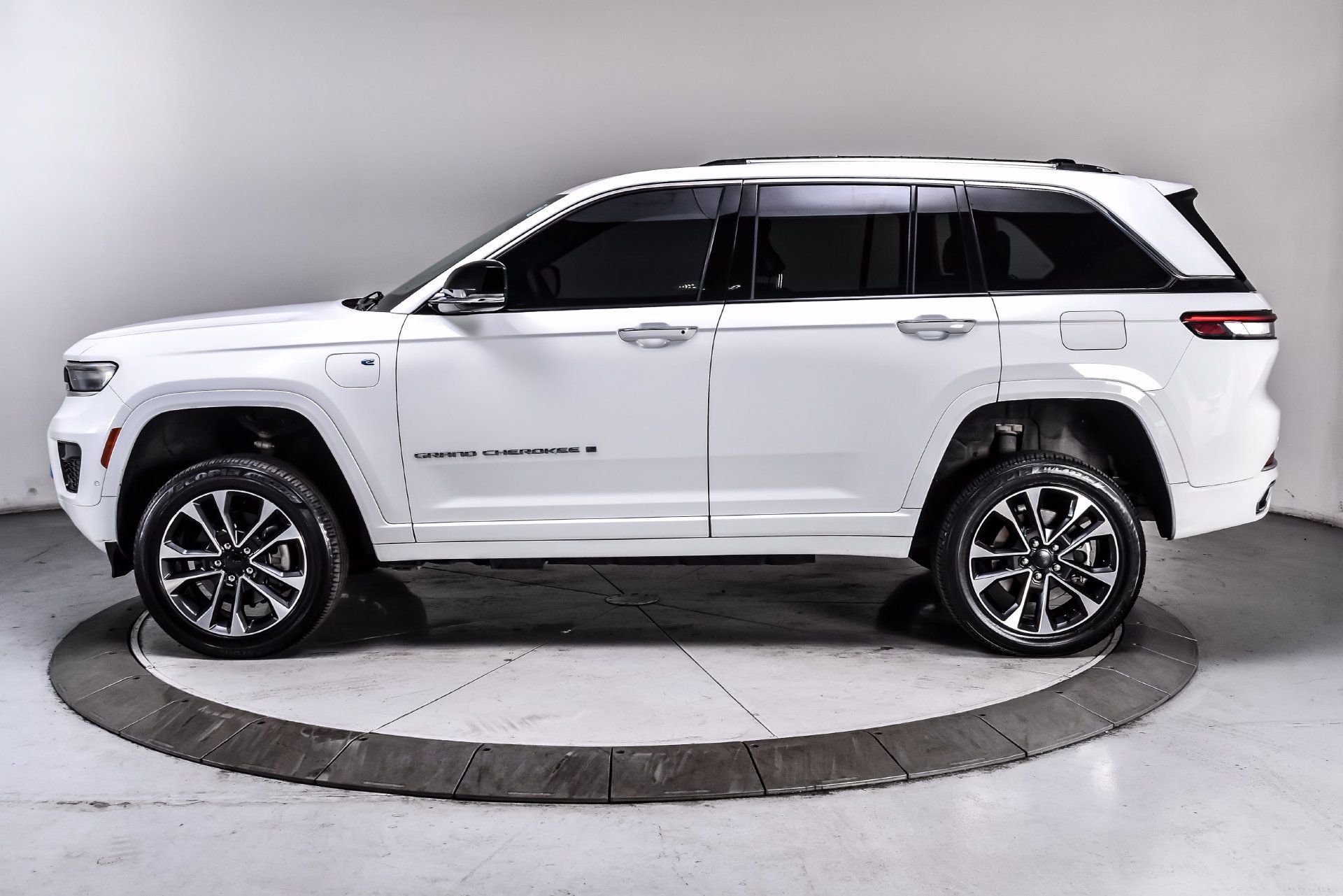 Used 2023 Jeep Grand Cherokee Overland w/ Luxury Tech Group IV AWD/4WD image 3
