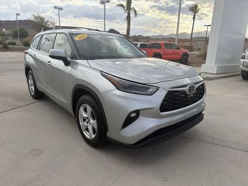 Used 2021 Toyota Highlander LE FWD image 3