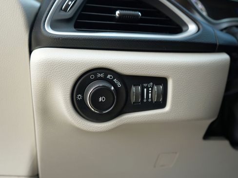 Used 2018 Chrysler Pacifica Touring-L FWD image 12