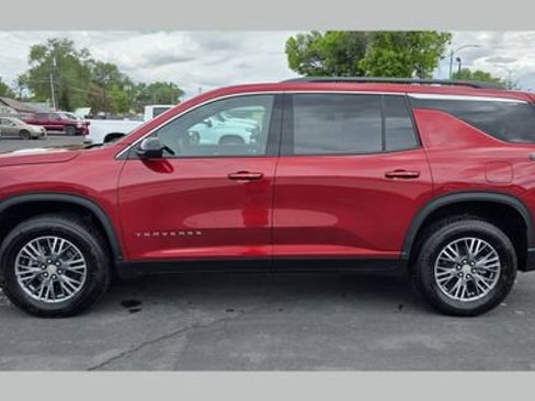 Used 2025 Chevrolet Traverse LT FWD image 1