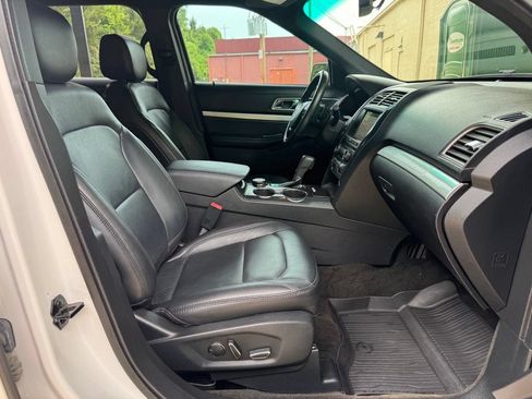 Used 2017 Ford Explorer XLT w/ Equipment Group 202A AWD/4WD image 27