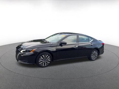 Used 2025 Nissan Altima 2.5 SV FWD image 7