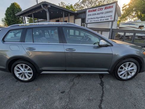 Used 2017 Volkswagen Golf Alltrack SE image 2