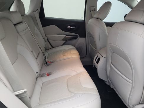 Used 2019 Jeep Cherokee Limited FWD image 19