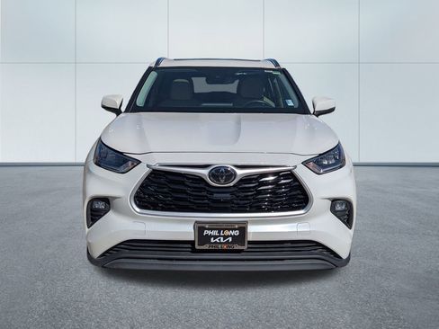 Used 2020 Toyota Highlander XLE image 2