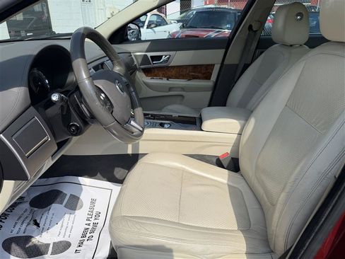 Used 2010 Jaguar XF Premium RWD image 9