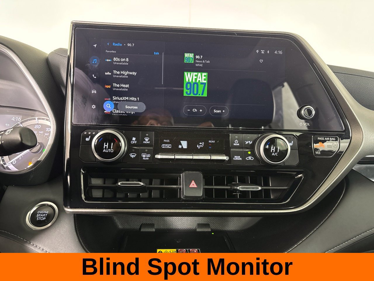 Used 2025 Toyota Highlander XLE FWD image 18