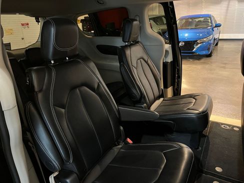 Used 2024 Chrysler Pacifica Touring-L image 39
